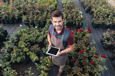 Bahçıvan Bahçe çalışması sırasında tablet ile