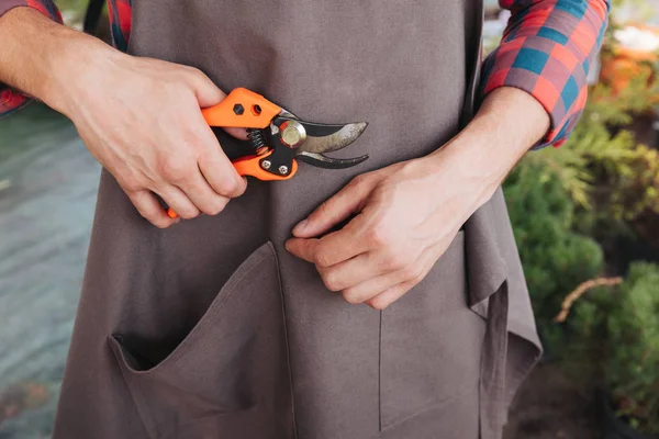 Gardener with pruning shears in hand — Stock Photo, Image