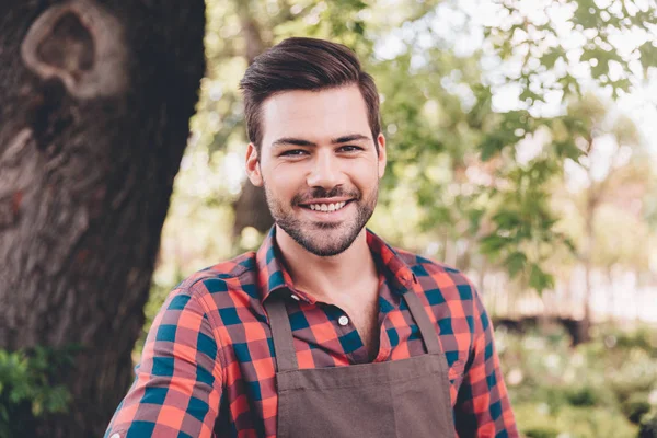 genç gülümseyen bahçıvan önlük