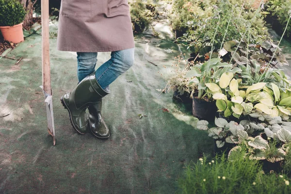 Jardineiro em botas de borracha com pá — Fotografia de Stock Grátis