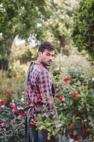 Bahçıvan bahçede yürüyüş önlük