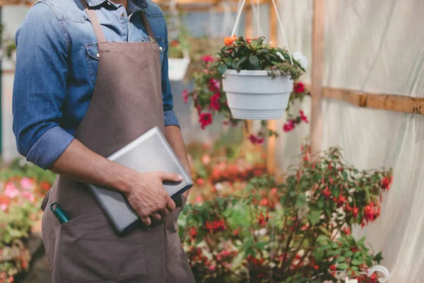 Tukang kebun dengan tablet digital — Foto Stok Gratis