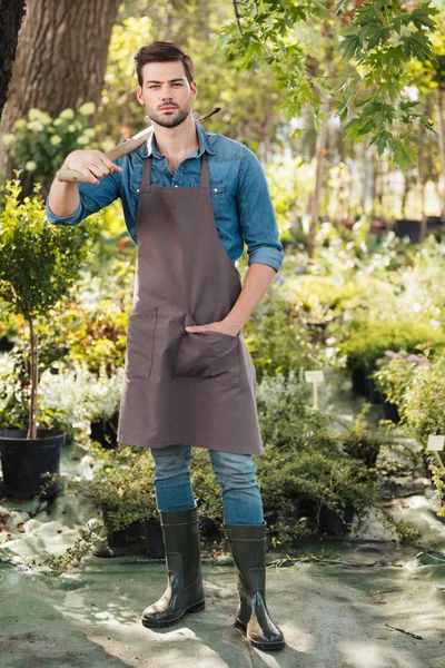 Jardinero con pala en el hombro en el jardín — Foto de Stock