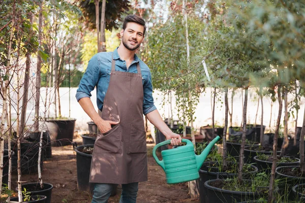 Jardineiro com regador pode na mão — Fotografia de Stock