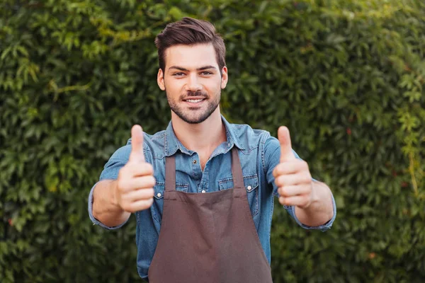 Jardinero mostrando pulgares hacia arriba — Foto de Stock