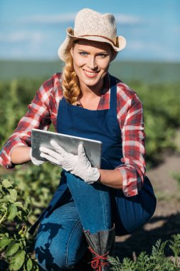 Çiftçi dijital tablet ile çalışma