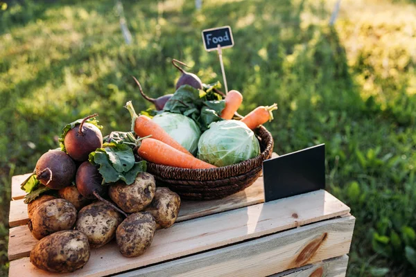 Fresh vegetables at farmers market — Stock Photo, Image