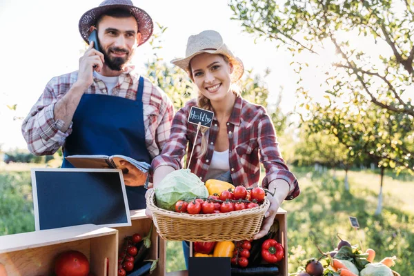 Agricultores que venden verduras en el mercado — Foto de Stock