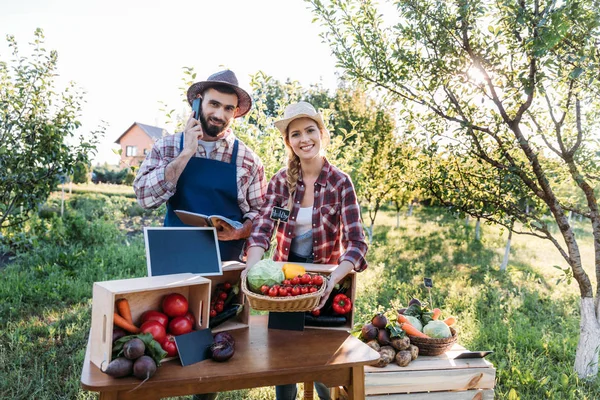 Agricultores que vendem produtos hortícolas no mercado — Fotografia de Stock