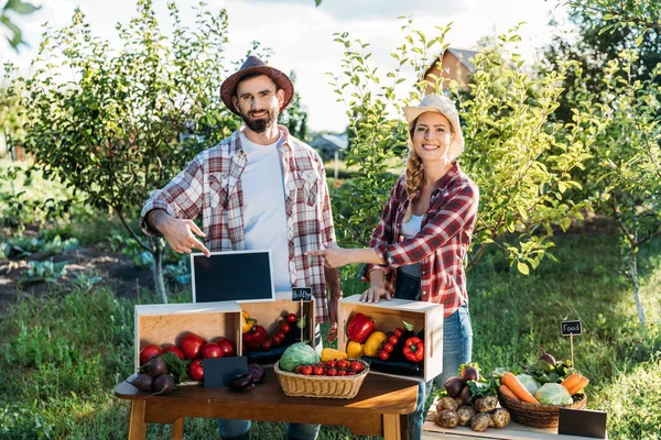 Jordbrukare som säljer grönsaker — Stockfoto