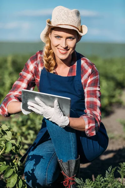 Agriculteur travaillant avec tablette numérique — Photo