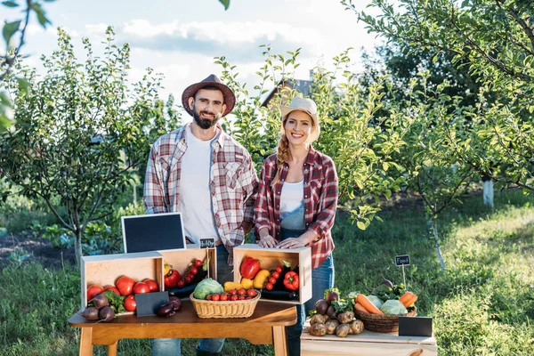 Agriculteurs vendant des légumes — Photo