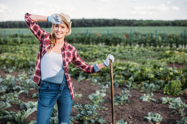 Agriculteur avec houe travaillant dans le champ — Photo