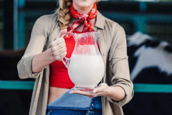 Agricultor con leche en jarra de vidrio —  Fotos de Stock