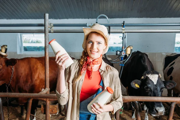 Agricultor con leche fresca en establo — Foto de Stock