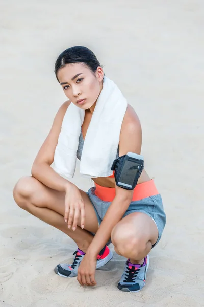 Sportswoman with sport armband for smartphone — Free Stock Photo
