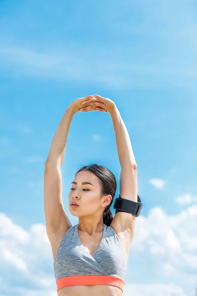 Asian sportswoman stretching — Stock Photo, Image