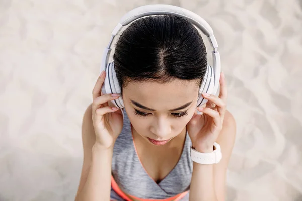 Femme asiatique avec écouteurs — Photo