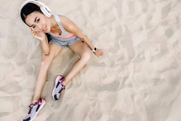 Woman listening music with headphones — Stock Photo, Image