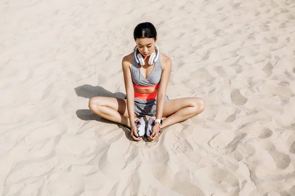 Sportswoman 모래에 스트레칭 — 스톡 사진