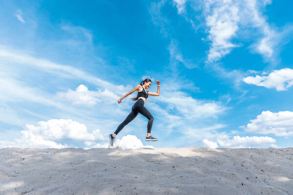 Привлекательная спортсменка бегает
