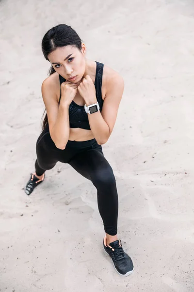 Asijská sportovkyně s smartwatch — Stock fotografie zdarma
