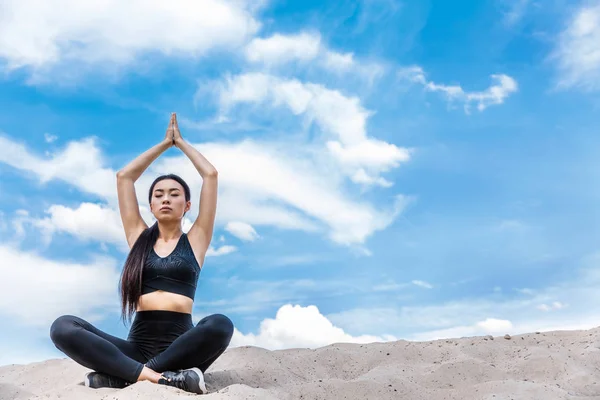 Donna che medita in posa loto yoga — Foto Stock
