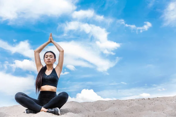 Perempuan bermeditasi dalam pose yoga lotus — Stok Foto