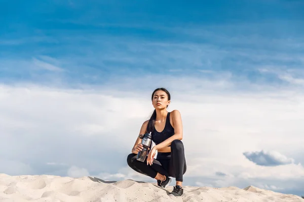 Sportswoman with sport bottle — Stock Photo, Image