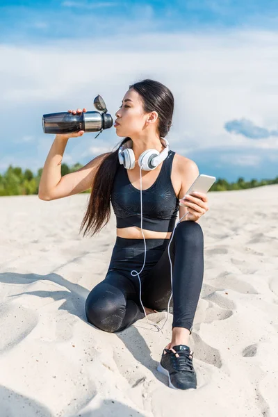 Sportswoman drinking water — Stock Photo, Image