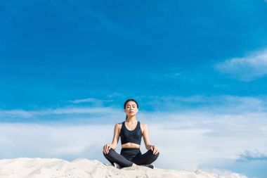 Lotus pozunda meditasyon yapan kadın.