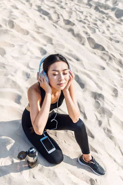 Sportswoman listening music — Stock Photo, Image