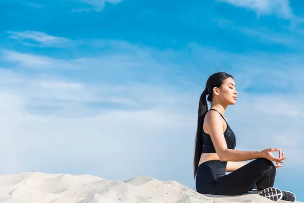 Wanita asia bermeditasi dengan pose teratai — Stok Foto