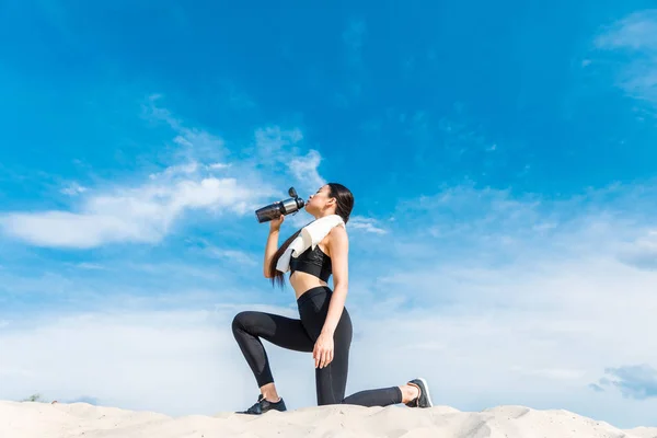 Sportswoman acqua potabile — Foto Stock