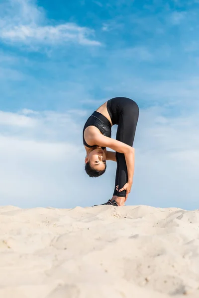 Frau praktiziert Yoga — Stockfoto