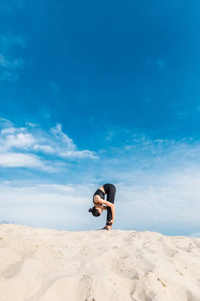Практикуючі йогу жінка — стокове фото