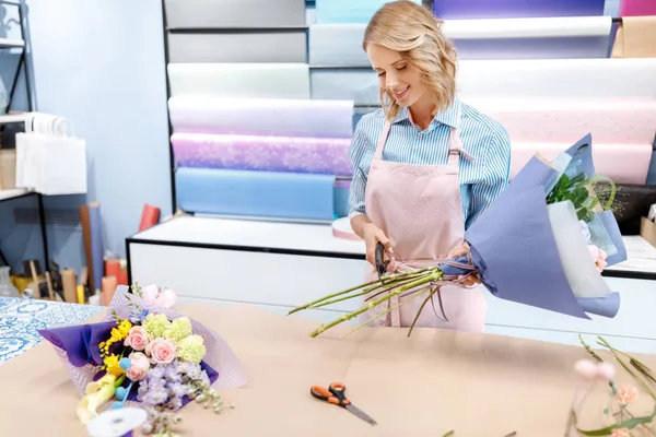 Florist cutting flowers — Stock Photo, Image