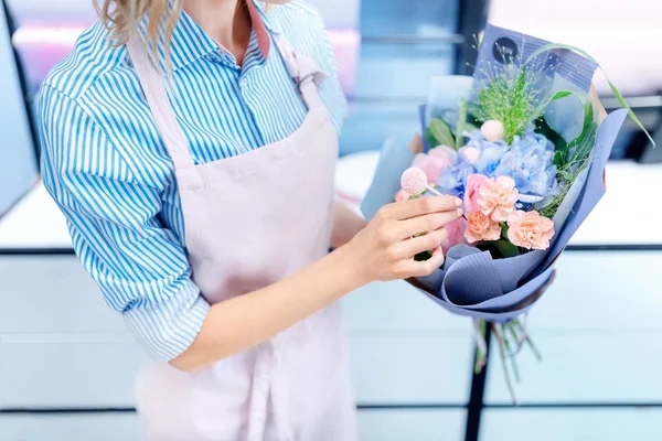 Florist arranging bouquet — Stock Photo, Image