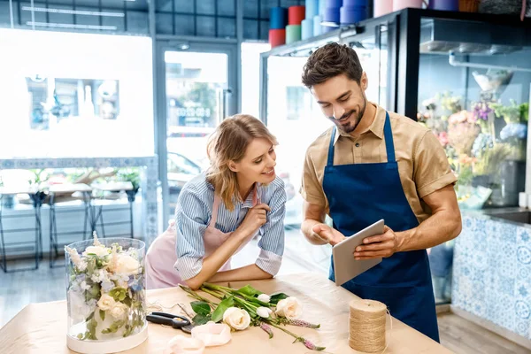 Florists with digital tablet in flower shop — Stock Photo, Image