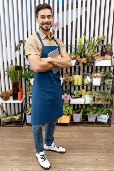 Laki-laki penjual bunga dengan tablet digital — Stok Foto