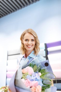 buket düzenlenmesi çiçekçi