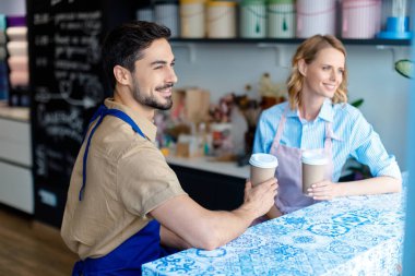 Genç işçiler kahve içme