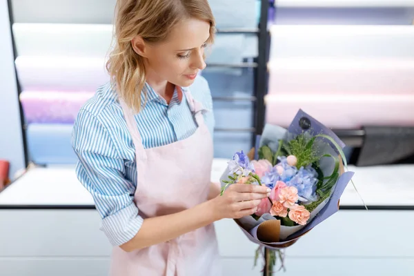 Fleuriste travaillant dans un magasin de fleurs — Photo