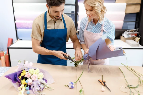 Florists working in flower shop — Free Stock Photo