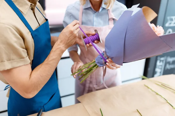 Bloemisten werken in bloemenwinkel — Gratis stockfoto