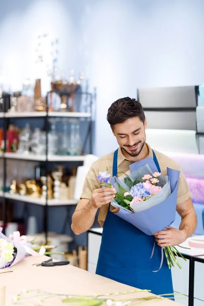 Bloemist werkt in bloemenwinkel — Stockfoto