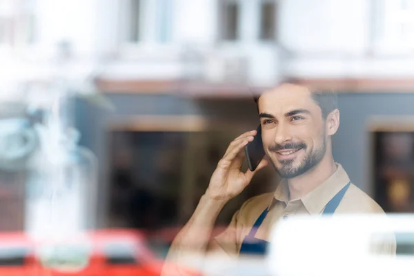 Homem no avental falando no smartphone — Fotografia de Stock