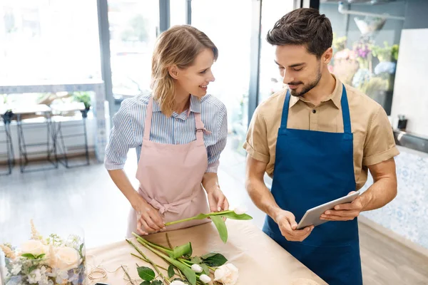 Florists with digital tablet in flower shop — Stock Photo, Image