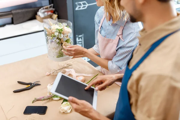 Fioristi che lavorano con dispositivi digitali — Foto Stock