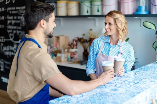 Giovani lavoratori che bevono caffè — Foto Stock